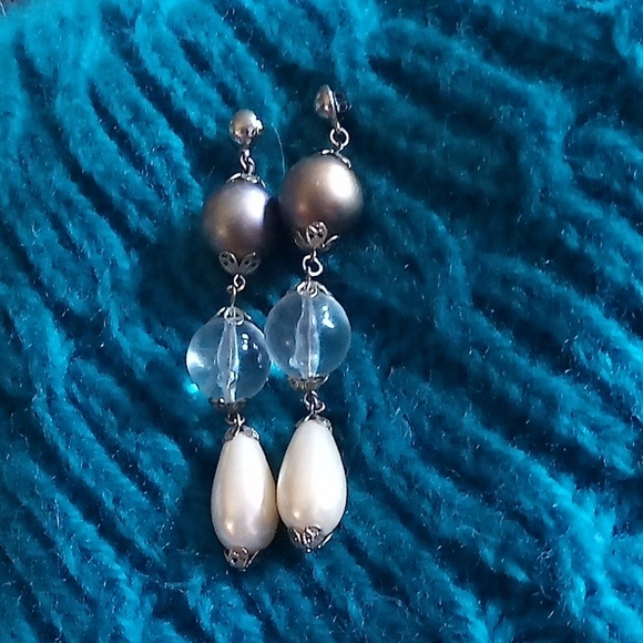 unbranded Jewelry - Elegant Filigree Pearl and Crystal Drop Earrings With One Pearlescent Bead.